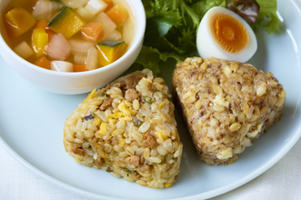 無印良品、「たんぱく質」「食物繊維」が摂れる冷凍おにぎりを新発売　健康志向に対応