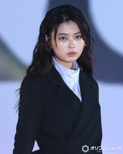 【ガルアワ】“おひなさま”長浜広奈、トレードマークを封印　サングラス姿で雰囲気一変