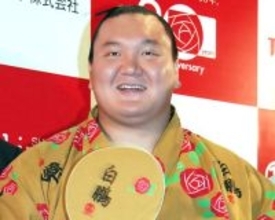 元横綱・白鵬氏、1500万円“高級ミニバン”納車を報告　SNS反響「横綱にピッタリの車」「1番似合ってます」