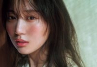 乃木坂46賀喜遥香、エース“かっきー”がスーパースマイル！　透明度＆癒し度満点なグラビア