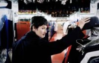 SEVENTEEN・ジュン、特殊メイクで老人に　『シャドウズ・エッジ』華麗な変装シーン裏話も