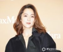 中村アン、ニットパンツから美脚披露　髪をかき上げ“エレガントな女性像”体現