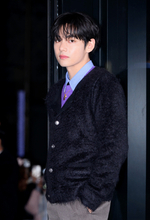 BTS・V、メキシコでのメンバーショットや大統領との笑顔写真公開　ブリーチ中の様子も「襟足金髪にしたのめっちゃカッコいい」「テテの金髪やばかったな」