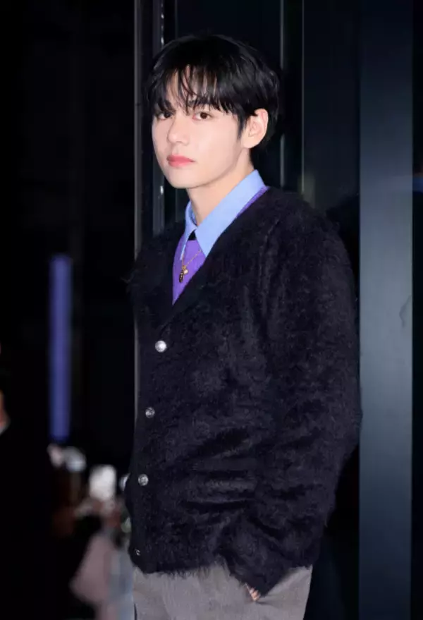 BTS・V、メキシコでのメンバーショットや大統領との笑顔写真公開　ブリーチ中の様子も「襟足金髪にしたのめっちゃカッコいい」「テテの金髪やばかったな」