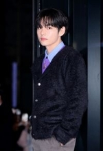 BTS・V、メキシコでのメンバーショットや大統領との笑顔写真公開　ブリーチ中の様子も「襟足金髪にしたのめっちゃカッコいい」「テテの金髪やばかったな」