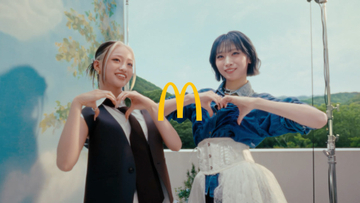 HANA・JISOO＆YURI、幻想的な“ミント空間”でワルツ　マクドナルド期間限定「クッキー＆チョコミントフラッペ」CM