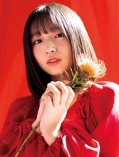 「アイドル史上最高クラスの美少女」日向坂46大野愛実、赤ワンピからすらり美脚も　“ヤンジャン賞”で初表紙＆巻頭グラビア