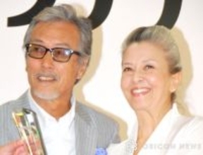 岩城滉一の妻・結城アンナ、「年々シンプルに」自宅ツリーを披露　「とっても素敵」「シンプルでセンスのいいデコレーション」「大人のツリー」と反響