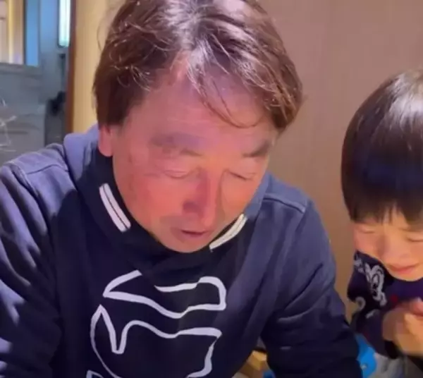 じーじが孫のためにシール帳デビュー　渾身の“高級シール帳”が 話題「既にレート高すぎ」「強すぎる」「大人の財力w」