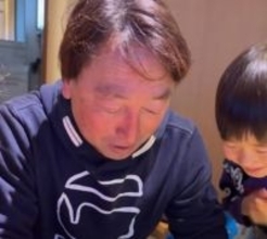 じーじが孫のためにシール帳デビュー　渾身の“高級シール帳”が 話題「既にレート高すぎ」「強すぎる」「大人の財力w」