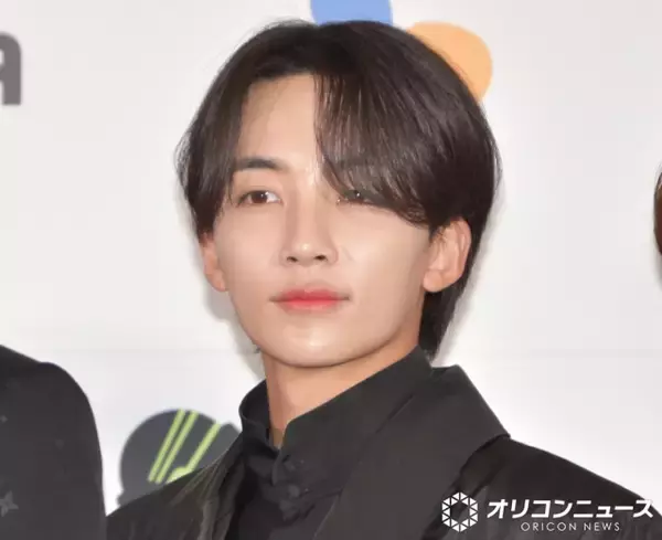 兵役中のSEVENTEENジョンハン、変装なしで日本観光「沖縄!?」「えっどこいったん?!」「どんなスタイルでも絵になる」