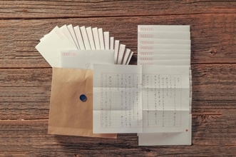 ヨルシカ『二人称展』を東京・大阪で開催　書簡型小説の生原稿やオブジェ展示、全国でラベルドリンク販売も