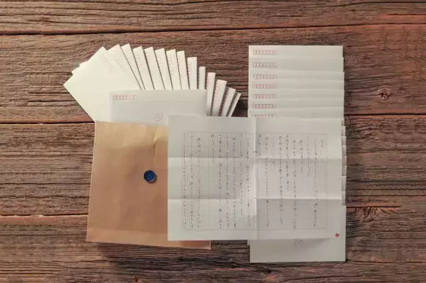 ヨルシカ『二人称展』を東京・大阪で開催　書簡型小説の生原稿やオブジェ展示、全国でラベルドリンク販売も