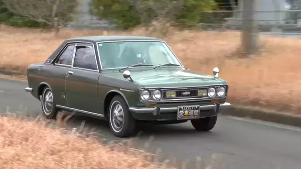 57年間新車ワンオーナー！86歳オーナーが乗り続けるダットサン“名車”「横顔が素敵なんですよ」　“激レアナンバー”におぎやはぎ感激