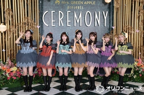 FRUITS ZIPPER、シックな色合いにフリル合わせた“フォーマル”衣装でグリーンカーペット登場【Mrs. GREEN APPLE presents『CEREMONY』】