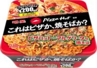 「これはピザか、焼そばか？」ピザハット×明星食品“異色の初コラボ”