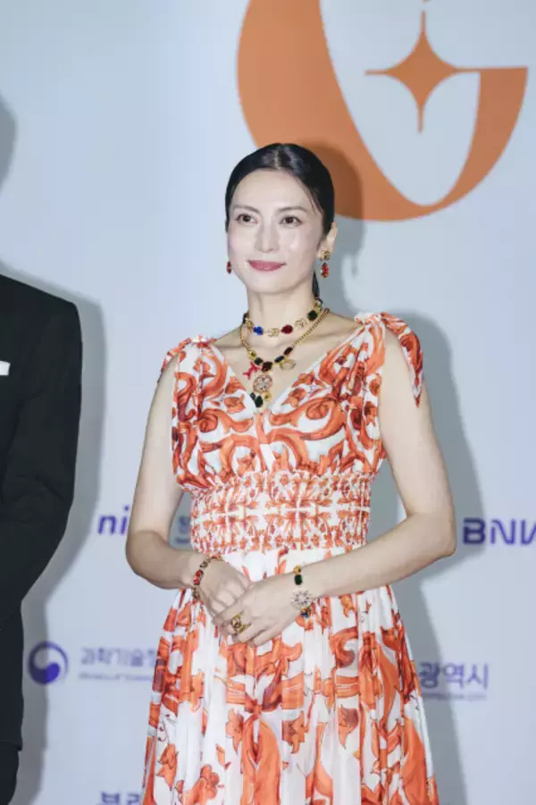 柴咲コウ、韓国・釜山で華やかドレス姿　アジア最大級のストリーミングの祭典に出席