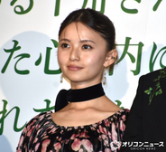 齋藤飛鳥、華やかなパンツスタイルで登場　アニメーション映画に「圧倒される」