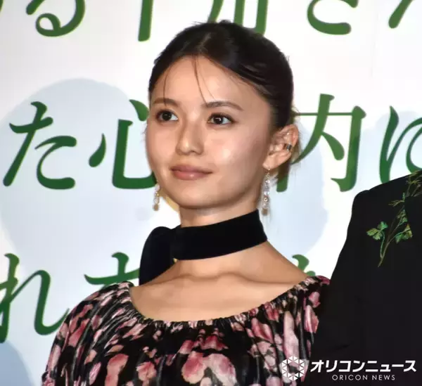 齋藤飛鳥、華やかなパンツスタイルで登場　アニメーション映画に「圧倒される」