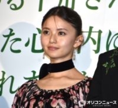 齋藤飛鳥、華やかなパンツスタイルで登場　アニメーション映画に「圧倒される」