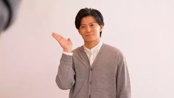 小栗旬、「妥協は許さない」“真剣な表情”と“自然体”が光る、シュールな新CMに登場