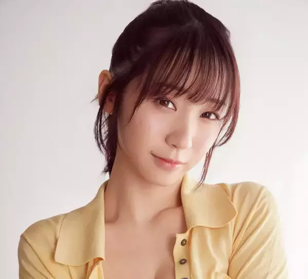 「トップコスプレイヤー・伊織もえ、サイケでレトロなイメージの中で圧巻のボディ披露」の画像