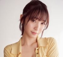 トップコスプレイヤー・伊織もえ、サイケでレトロなイメージの中で圧巻のボディ披露