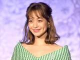 「野崎萌香、弟の挙式を報告　“祖母からの贈り物”サーモンピンクの振袖で決めた結婚式コーデに反響「お着物の色味がステキすぎ」「お似合いで綺麗ね」」の画像1