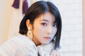 浜辺美波、“誕生日”オフショットにSNS「めちゃくちゃ可愛い」「楽しそうなお写真」