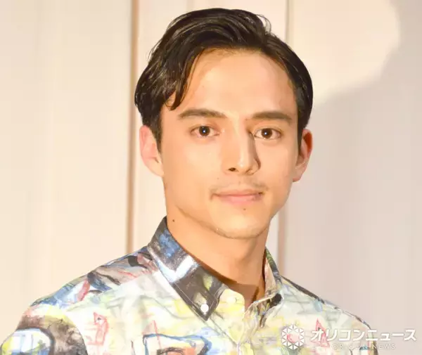 「満島真之介、日韓で活躍するトップアイドルとの“仲良し”2ショットに反響「羨ましい」「ラブラブな２人」「最高すぎます」」の画像
