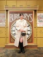 西野七瀬、地元大阪の阪急うめだ本店に登場　バーバリー最新アウター、ミニ丈＆ブーツでポージング