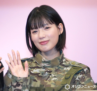 石井杏奈 迷彩服で登場