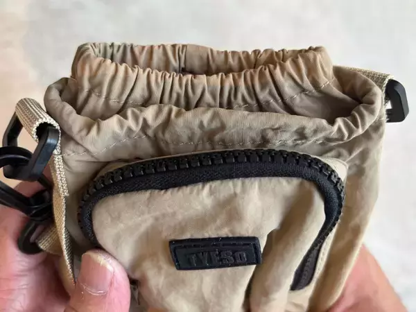 バッグもリュックも大きすぎ…ちょっとした外出時、どうすれば？　スマホも入るボトルホルダーが「これだけでいい」「手ぶらで最高」