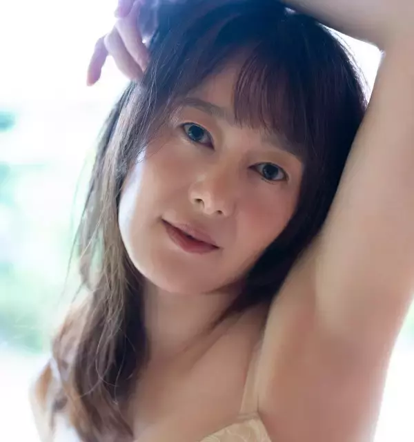 “令和のスイカップアナウンサー”竹中知華、44歳のダイナマイトボディをぎゅっと詰め込んだ新作デジタル写真集発売