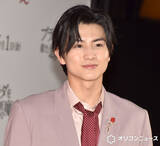 「超特急・柏木悠、“ハル”らしい装いで華やかに「ピンクパープルという色をねじ込ませていただきました」」の画像1