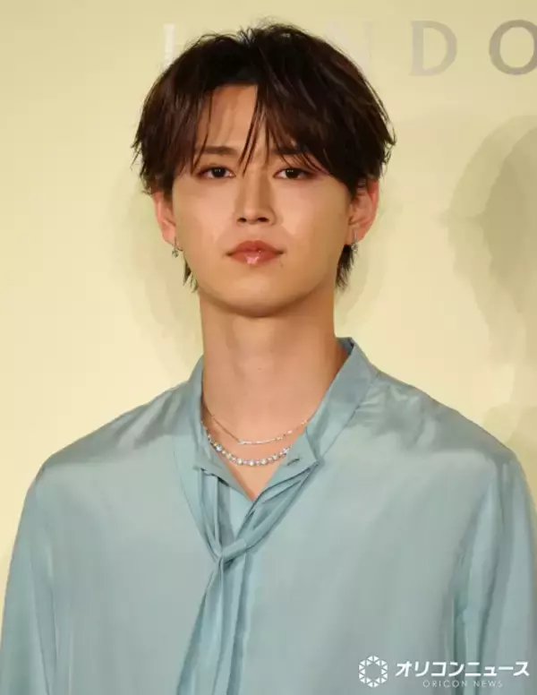 JO1白岩瑠姫、スカイブルーのボウタイシャツで存在感　最近は川BBQで夏気分「リフレッシュになった」