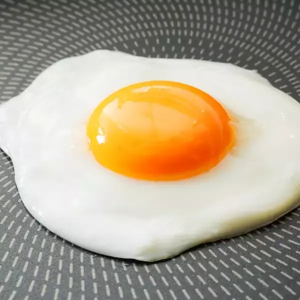 目玉焼きは『味ぽん』で蒸す？　白身まで味が染み込む“焼きTKG”に「明日の朝ごはんでやりたい」