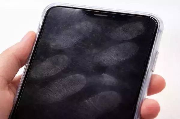「気づいたら画面汚い…」「拭いたのに、もう指紋…」スマホ画面の“ベタベタ地獄”を防ぐ、指紋対策アイテム