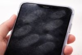 「気づいたら画面汚い…」「拭いたのに、もう指紋…」スマホ画面の“ベタベタ地獄”を防ぐ、指紋対策アイテム