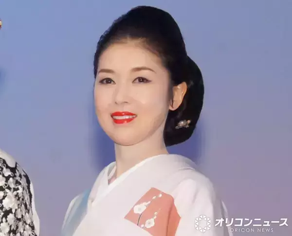 藤あや子、胸元“ざっくり”タイトドレス姿にファン騒然「目のやり場に困る」「色気プンプン」