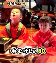 読経中にウトウト…必死に“睡魔”と戦う4歳＆5歳児の僧侶「お勤めご苦労さまです」「目が覚めるシーンが面白い」