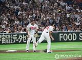 「『サントリードリームマッチ2026』伝統芸を披露　下柳のグラブ叩きつけ　GG佐藤の落球　頭部が輝く5人組＋ロン毛」の画像1