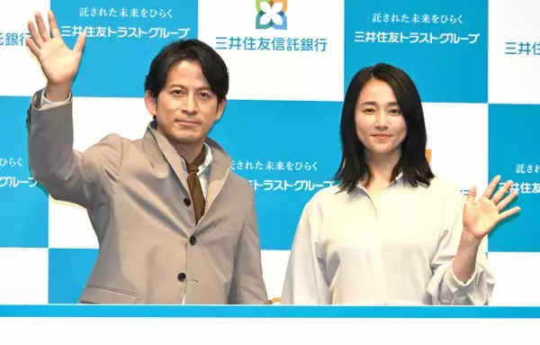 岡田准一、えり立て衣装を木村文乃にイジられ苦笑い　CM撮影では「相当な気合いでバンバン立たせた」