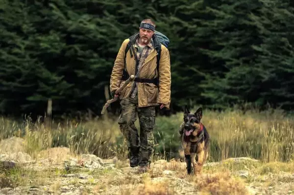 ブラッド・ピット主演、映画『ハート・オブ・ビースト』予告公開　義足の元軍用犬とアラスカから生還目指す