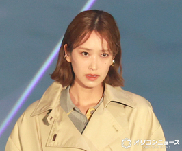 【ガルアワ】元日向坂46佐々木久美、トレンチコートを長身スタイルで抜群の着こなし　トップバッターに次ぐ2番手で登場