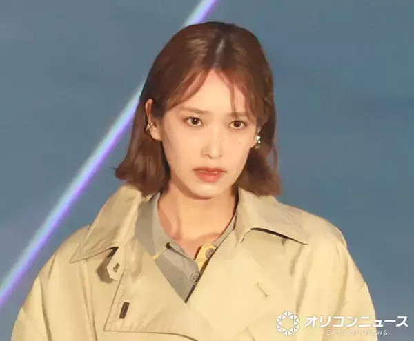 【ガルアワ】元日向坂46佐々木久美、トレンチコートを長身スタイルで抜群の着こなし　トップバッターに次ぐ2番手で登場