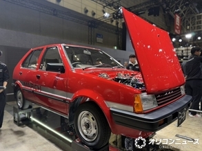 近藤真彦、“愛車”の42年前初代『日産マーチ』をレストア　「東京オートサロン」に“マッチのマーチ”展示で黒山の人だかり