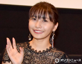 佐野ひなこ、Mリーグ・所属チームユニフォーム姿を披露　“ミニ丈×黒タイツ”美脚で魅了