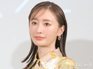 松本まりか、“夫”と万歳ショット　SNS反響「吉岡家めちゃくちゃ可愛くて癒されます～！」「早くもメロメロになってます…！」