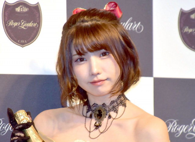 えなこ、美脚まぶしいミニスカ×ルーズソックス　“双子コーデ”でディズニーにSNS反響「可愛いしかない空間」